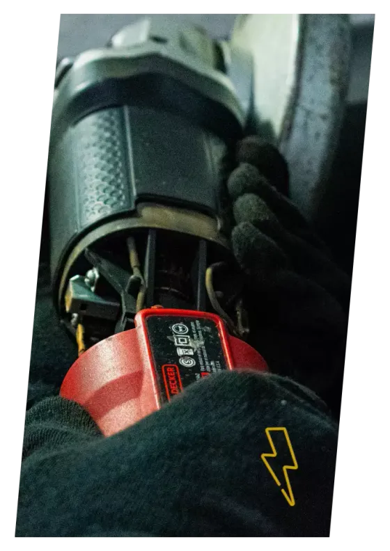 Técnico reparando amoladora en ElectroTools Córdoba